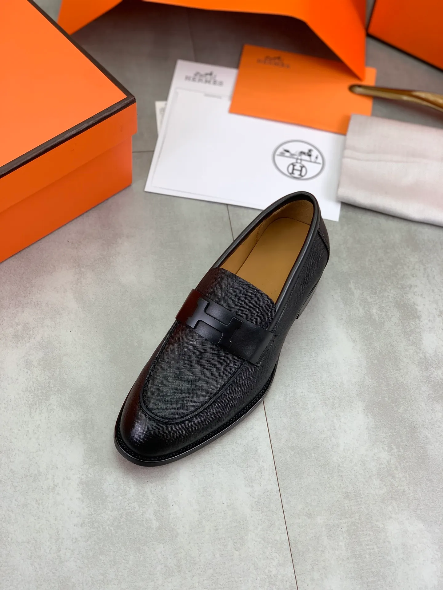 Factory price P980 💰💎💎💎 Original genuine leather outsole Brand: Hermès Grade: Same as the official website Original quality materials: Original soft calfskin Water-dyed cowhide lining Original Italian genuine leather outsole Style categories: Men's fashion Formal casual leather shoes Slip-on men's shoes series Young fashion European and American trends British style Code number: 39-45 (38.46 can be customized)